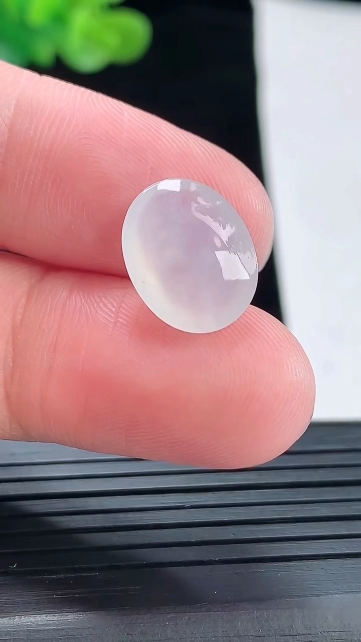 天然A货翡翠蛋面镶嵌件，尺寸14.5-11.5-5.6重量:1.50g
4月28日