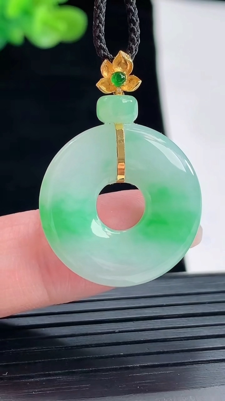 天然A货翡翠平安环吊坠，尺寸23-3.8重量:4.35g
4月28日