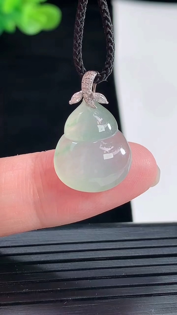 天然A货翡翠葫芦吊坠，尺寸14.5-14.5-6重量:2.36g
4月28日
