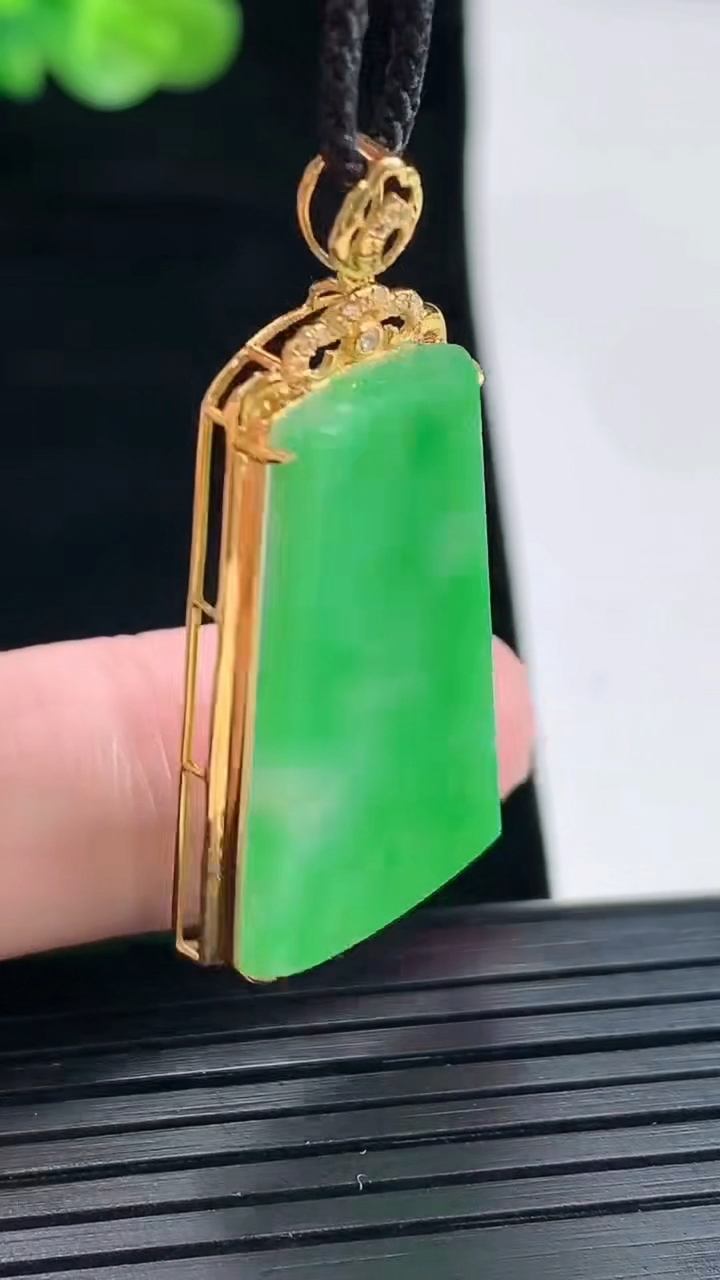 天然A货翡翠无事牌吊坠，尺寸39.6-18-4.6，裸石29-17重量:3.79g
4月28日