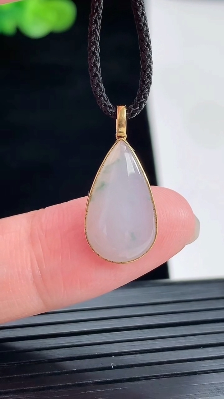 天然A货翡翠18k金紫罗兰 飘花水滴吊坠，尺寸20-10-3.6，裸石16-10重量:1.17g
4