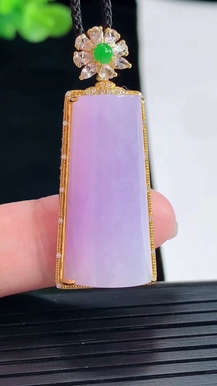 天然A货翡翠18k金紫罗兰无事牌吊坠，尺寸41-16.5-9.5，裸石29-15重量:7.88g
4月28日
