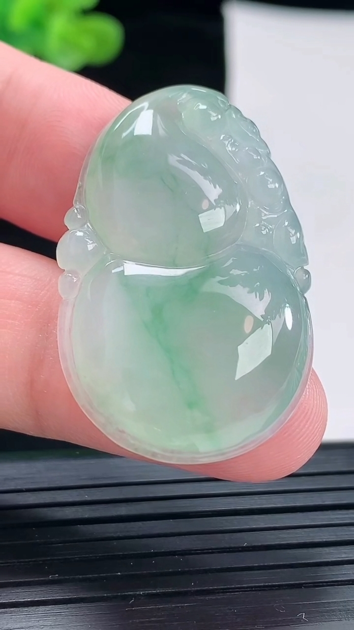 天然A货翡翠葫芦吊坠，尺寸38-24.5-5.5重量:8.79g
4月28日