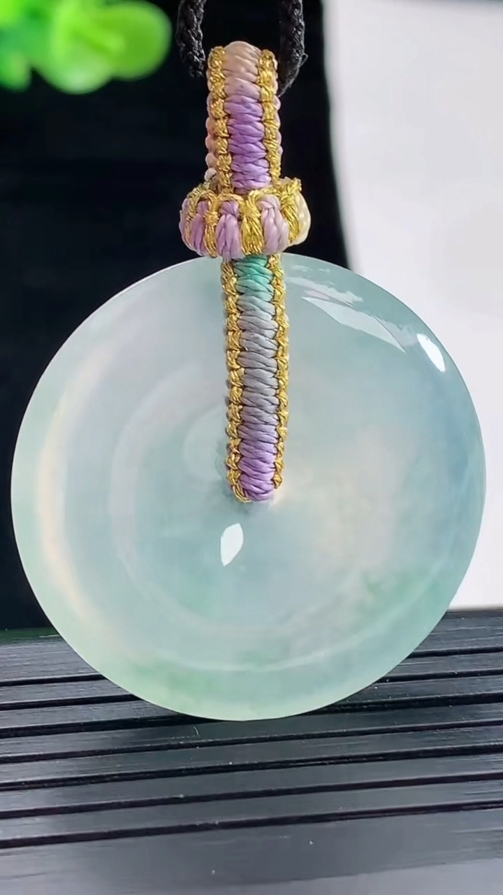 天然A货翡翠种飘花平安扣吊坠，尺寸33-5.8重量:12.48g
4月28日