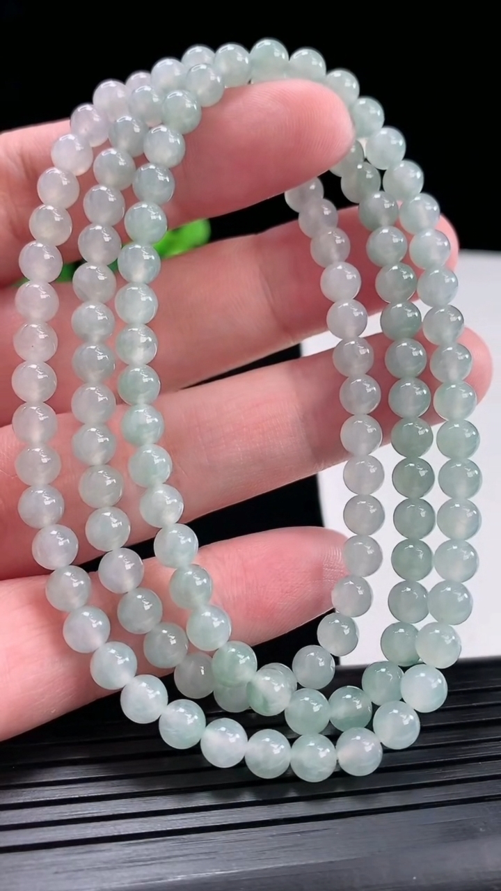 天然A货翡翠飘花圆珠项链，尺寸5.5-118颗重量:33.89g4月28日
工厂直销收藏佳品,种好水足，色泽均匀，有种有色，上手高大气！