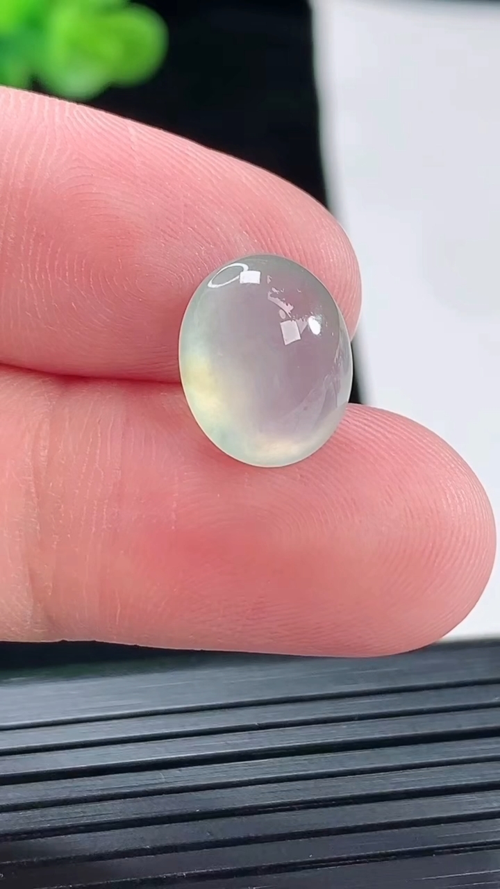 天然A货翡翠蛋面镶嵌件，尺寸13-10.6-6重量:1.21g
4月28日