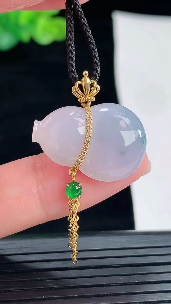 天然A货翡翠18k金紫罗兰 飘花葫芦吊坠，尺寸23-16-5重量:3.83g
4月28日