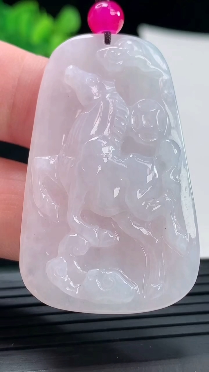 天然A货翡翠生肖马吊坠，尺寸50-30-5.8重量:14.35g
4月28日