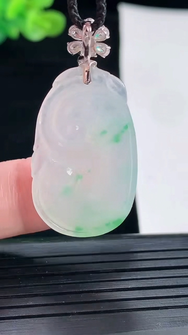 天然A货翡翠如意吊坠，尺寸31.6-19.6-4.5重量:5.42g
4月28日