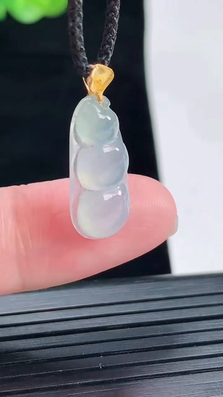 天然A货翡翠种飘花福豆吊坠，尺寸19-9-4.2重量:1.32g
4月28日