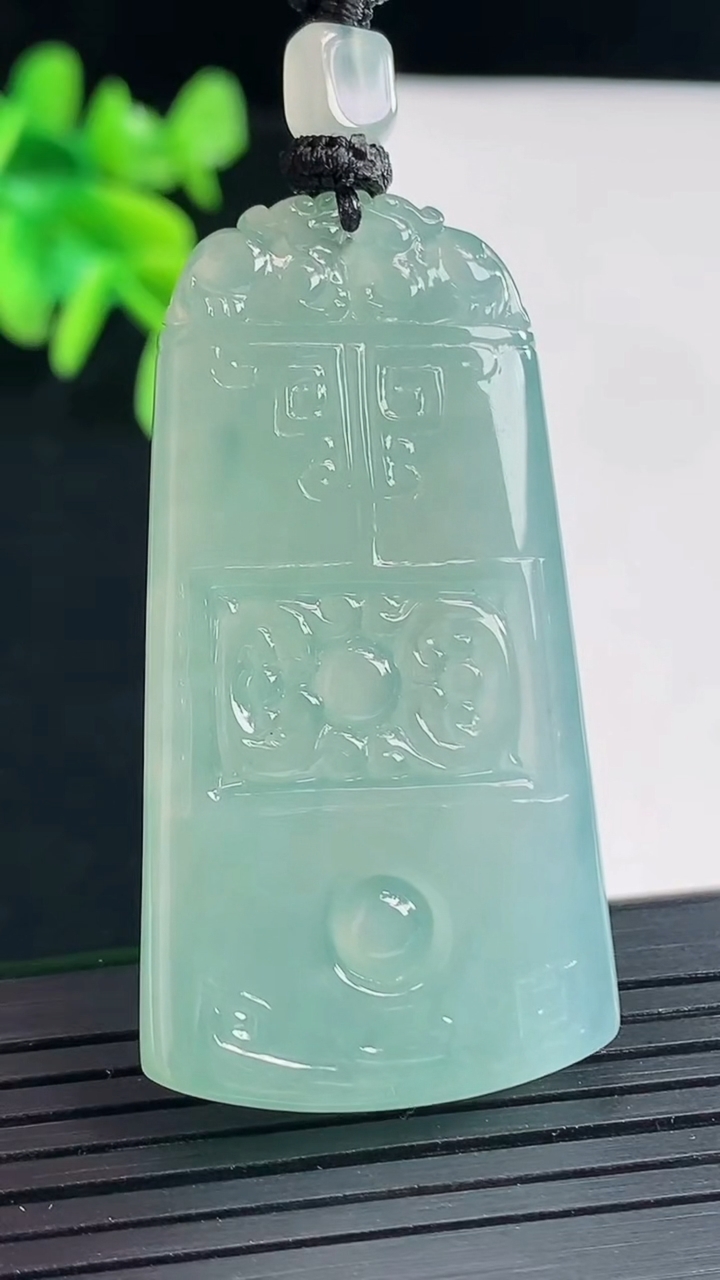 天然A货翡翠仿古无事牌吊坠，尺寸48-25.5-5.2重量:19.56g
4月28日
