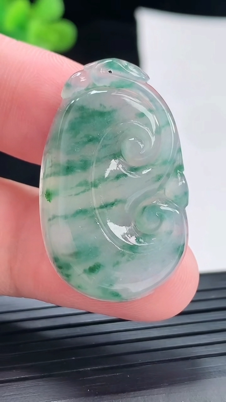 天然A货翡翠飘花如意吊坠，尺寸35-22-5.5重量:7.62g
4月28日