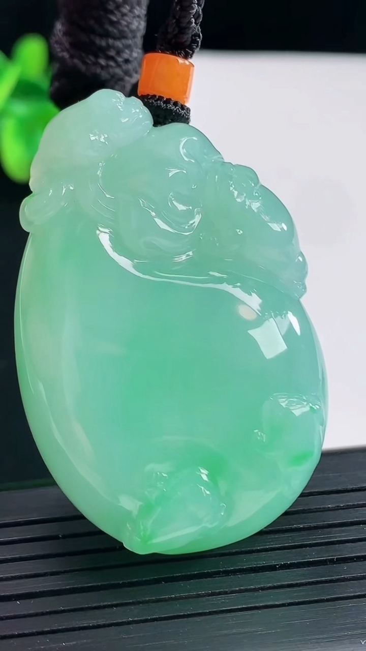 天然A货翡翠福袋吊坠，尺寸50-32.5-14重量:43.17g
4月28日