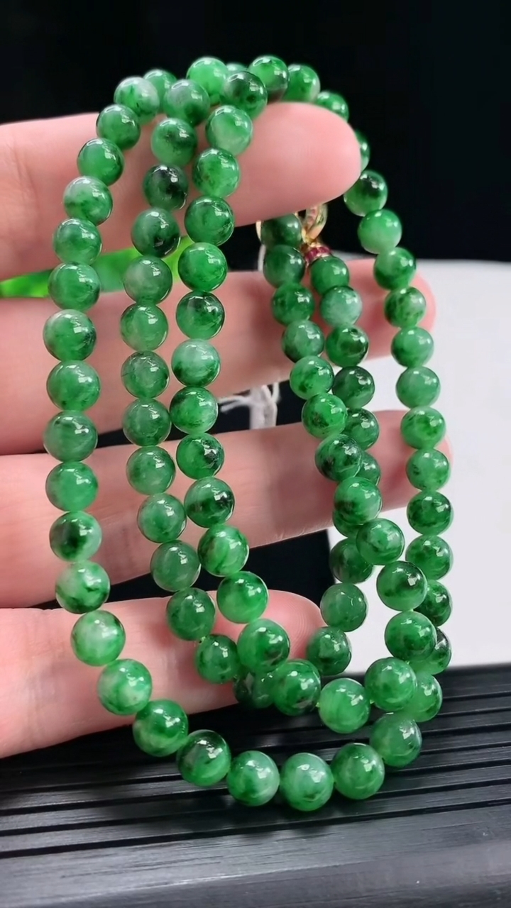 天然A货翡翠圆珠项链，尺寸6-98颗重量:39.66g
4月28日