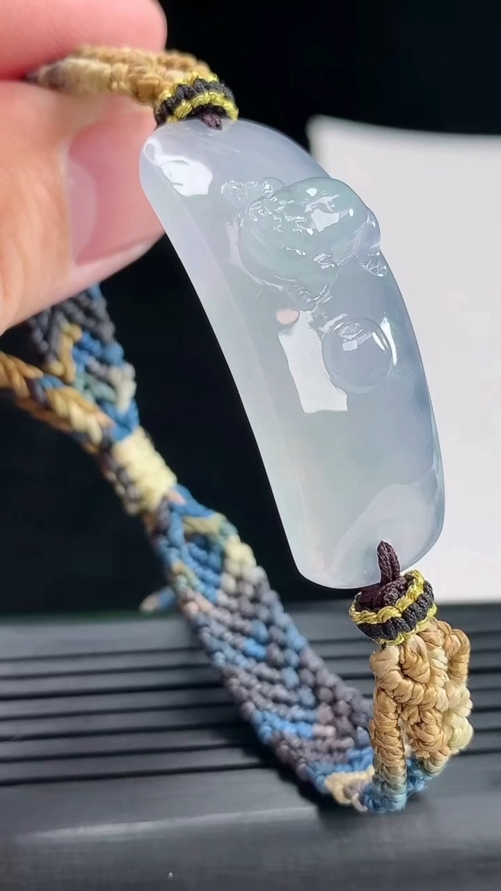 天然A货翡翠冰种飘花呱呱来财玉手牌，尺寸37-14.5-8.5重量:10.00g
4月28日