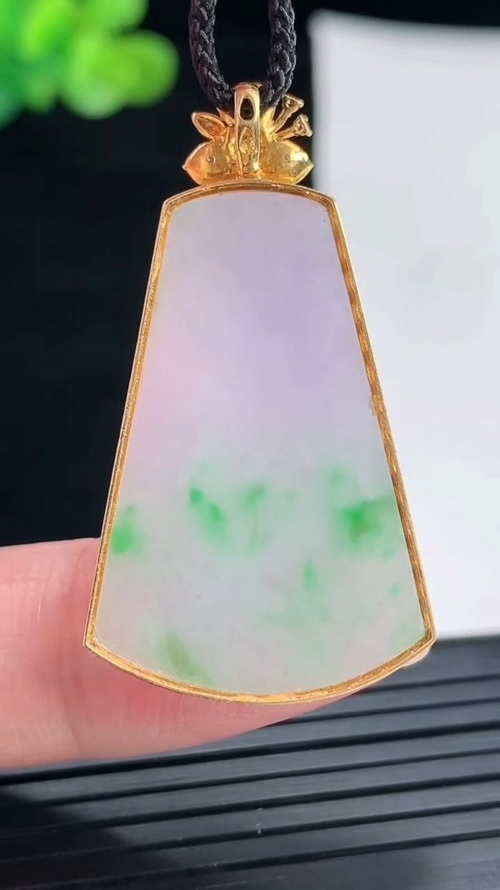 天然A货翡翠18k金春带彩 紫罗兰无事牌吊坠，尺寸39.5-22-3.5，裸石32-22重量:5.36g
4月28日