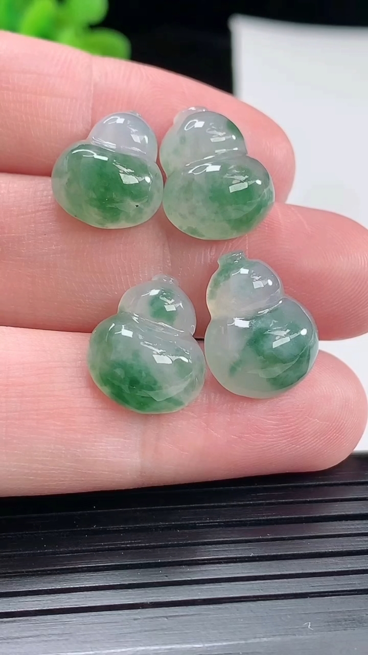 天然A货翡翠飘花葫芦吊坠一手，尺寸16.2-12-6.6重量:8.43g
4月28日