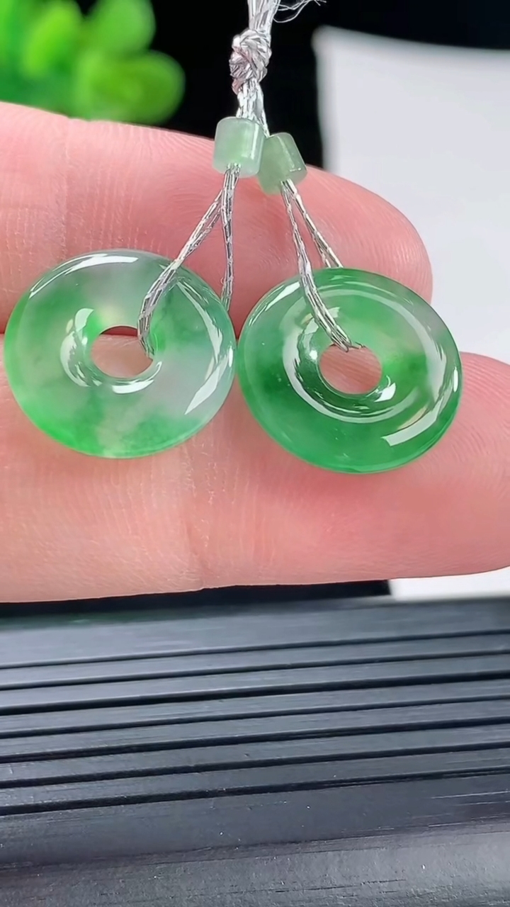 天然A货翡翠平安环吊坠一对，尺寸15-2.8重量:2.47g
4月28日