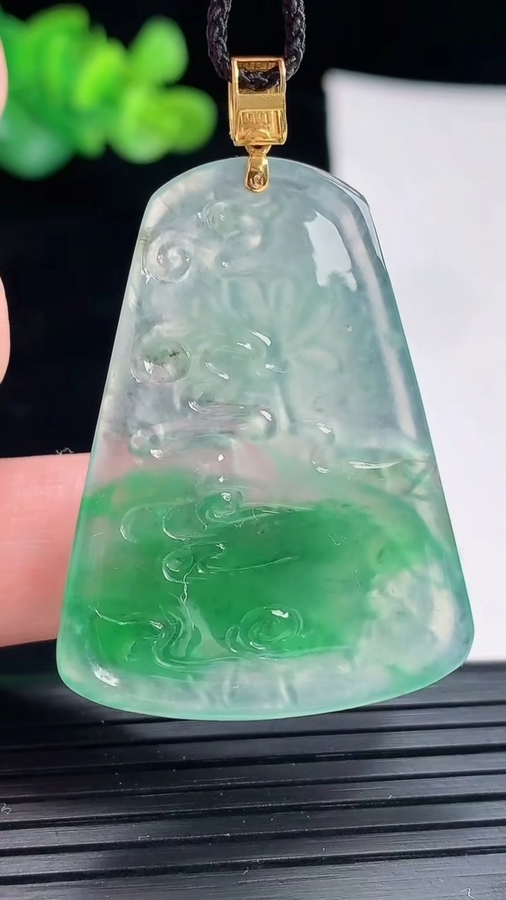 天然A货翡翠种飘飘和和美美 荷花吊坠，尺寸39.5-32.5-4.2重量:9.92g
4月28日