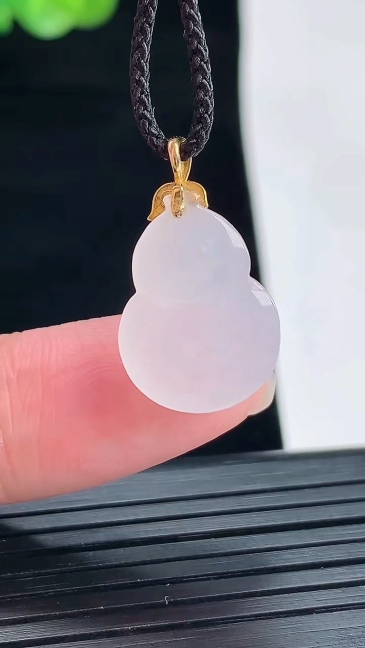 天然A货翡翠18k金紫罗兰葫芦吊坠，尺寸15.5-13-5.2重量:2.04g
4月28日