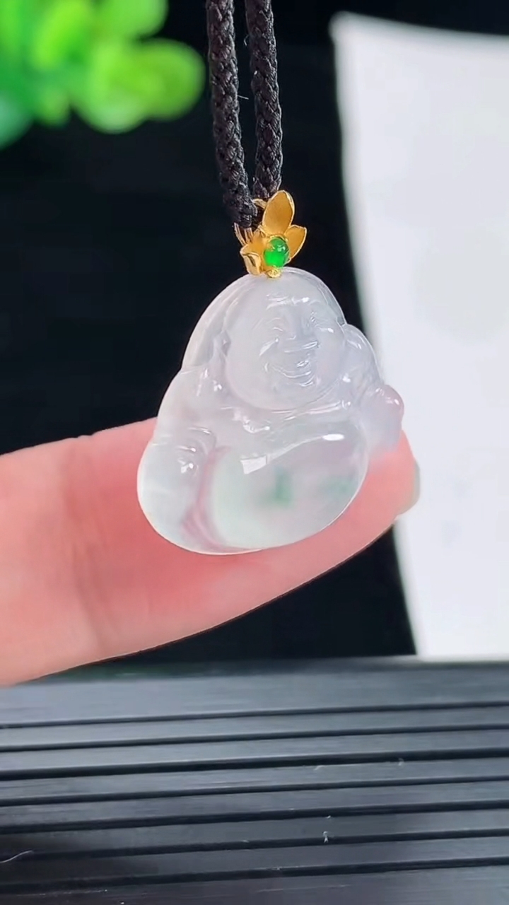天然A货翡翠种飘花佛公吊坠，尺寸17.5-21-3.8重量:2.30g
4月28日
