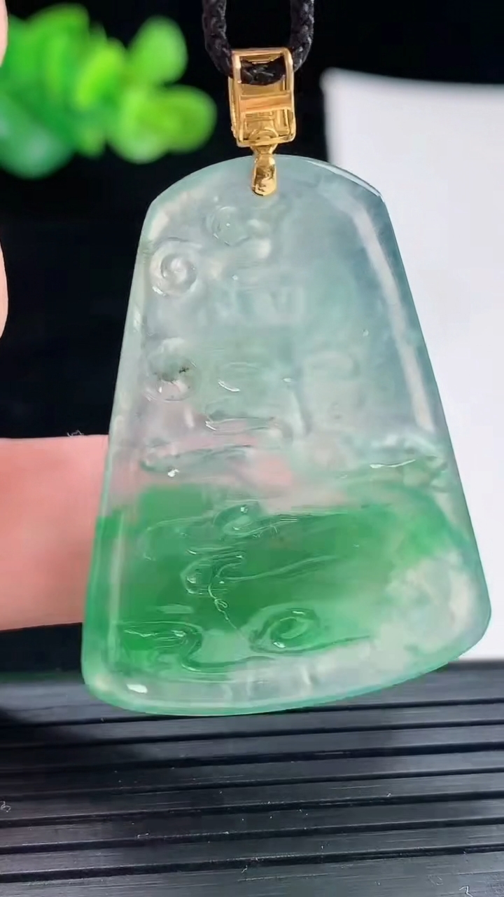 天然A货翡翠种飘飘和和美美 荷花吊坠，尺寸39.5-32.5-4.2重量:9.92g
4月28日