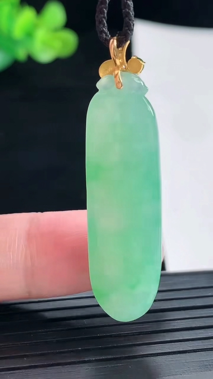 天然A货翡翠18k金满福瓜吊坠，尺寸37-12-6.8重量:7.44g
4月28日