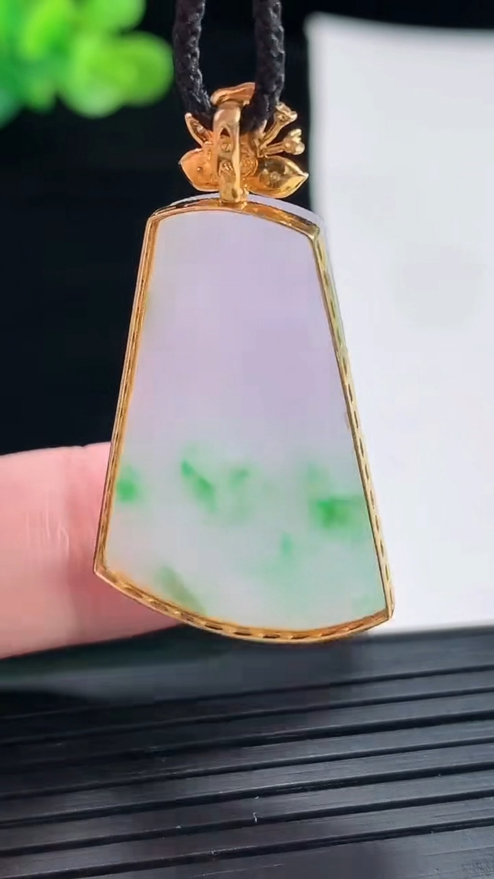 天然A货翡翠18k金春带彩 紫罗兰无事牌吊坠，尺寸39.5-22-3.5，裸石32-22重量:5.36g
4月28日