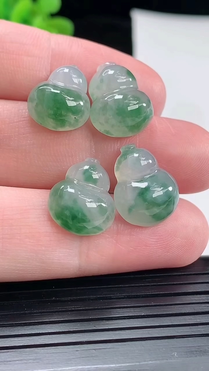 天然A货翡翠飘花葫芦吊坠一手，尺寸16.2-12-6.6重量:8.43g
4月28日