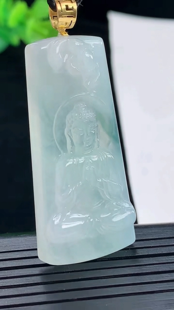 天然A货翡翠18k金飘花大日如来佛吊坠，尺寸47-22.5-6重量:14.08g
4月28日