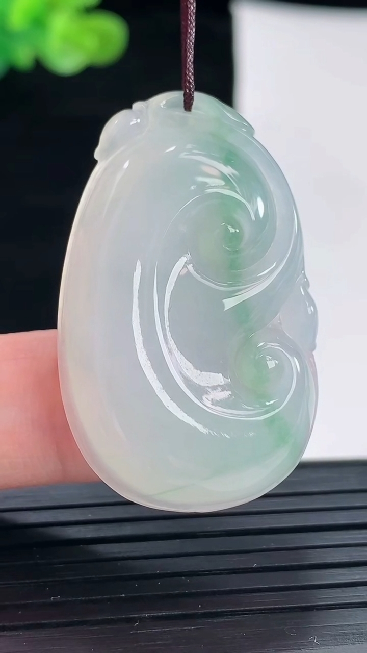 天然A货翡翠如意吊坠，尺寸39-24-6重量:10.33g
4月28日