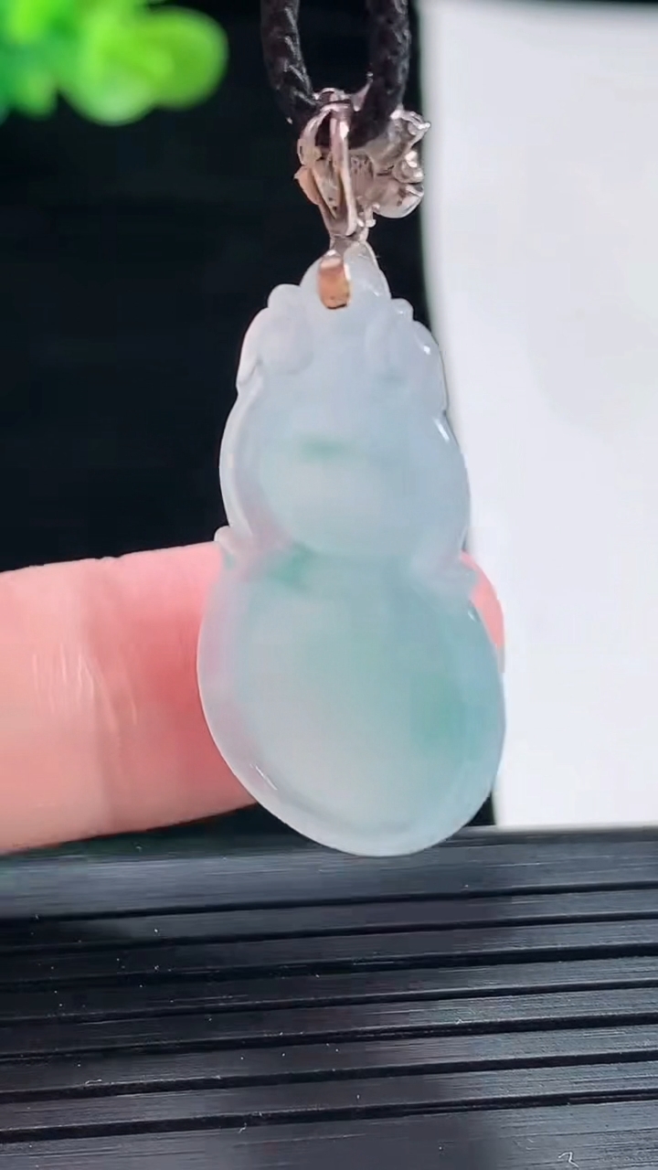 天然A货翡翠种飘花葫芦吊坠，尺寸29-17-6.2重量:5.02g
4月28日