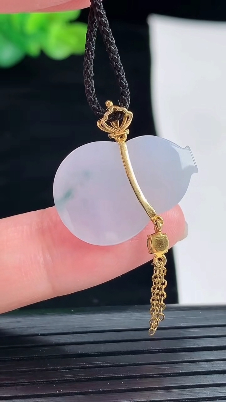 天然A货翡翠18k金紫罗兰 飘花葫芦吊坠，尺寸23-16-5重量:3.83g
4月28日