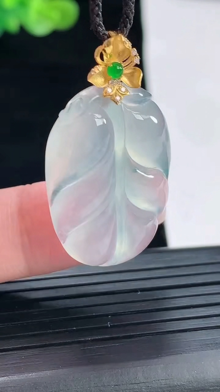 天然A货翡翠种飘花金枝玉叶 叶子吊坠，尺寸26.5-20.6-5.3重量:6.27g
4月28日