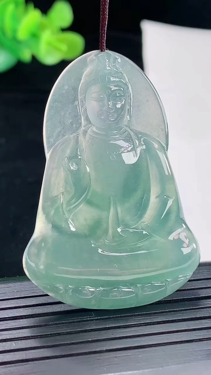 天然A货翡翠冰种蓝色素衣观音吊坠，尺寸49.5-34-5.5重量:15.38g
4月28日