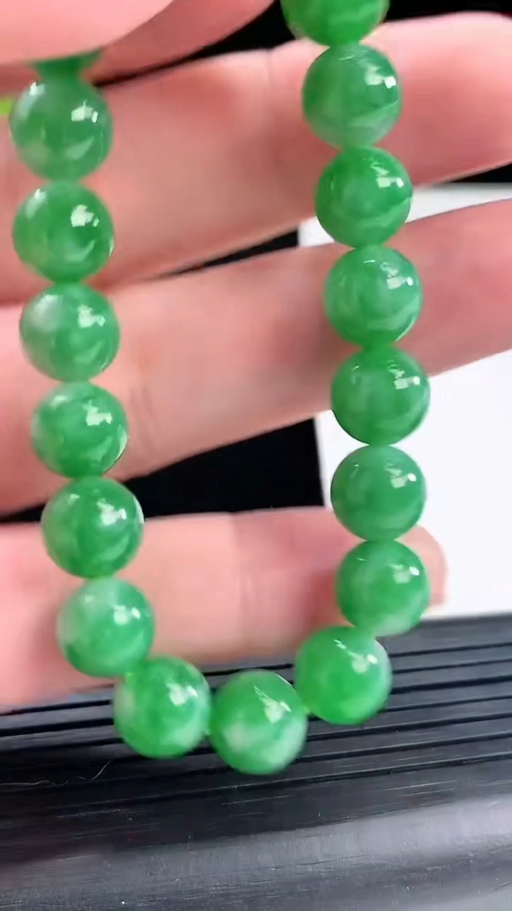 天然A货翡翠圆珠手串，尺寸9-21颗重量:25.87g4月28日
工厂直销收藏佳品,种好水足，色泽均匀，有种有色，上手高大气！