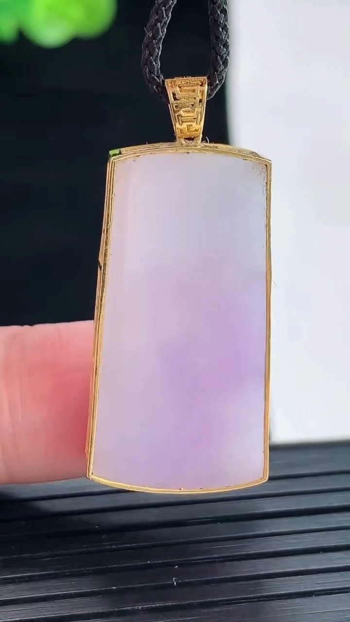 天然A货翡翠18k金紫罗兰无事牌吊坠，尺寸36-16.5-4.5，裸石31-16-4重量:6.78g
4月28日