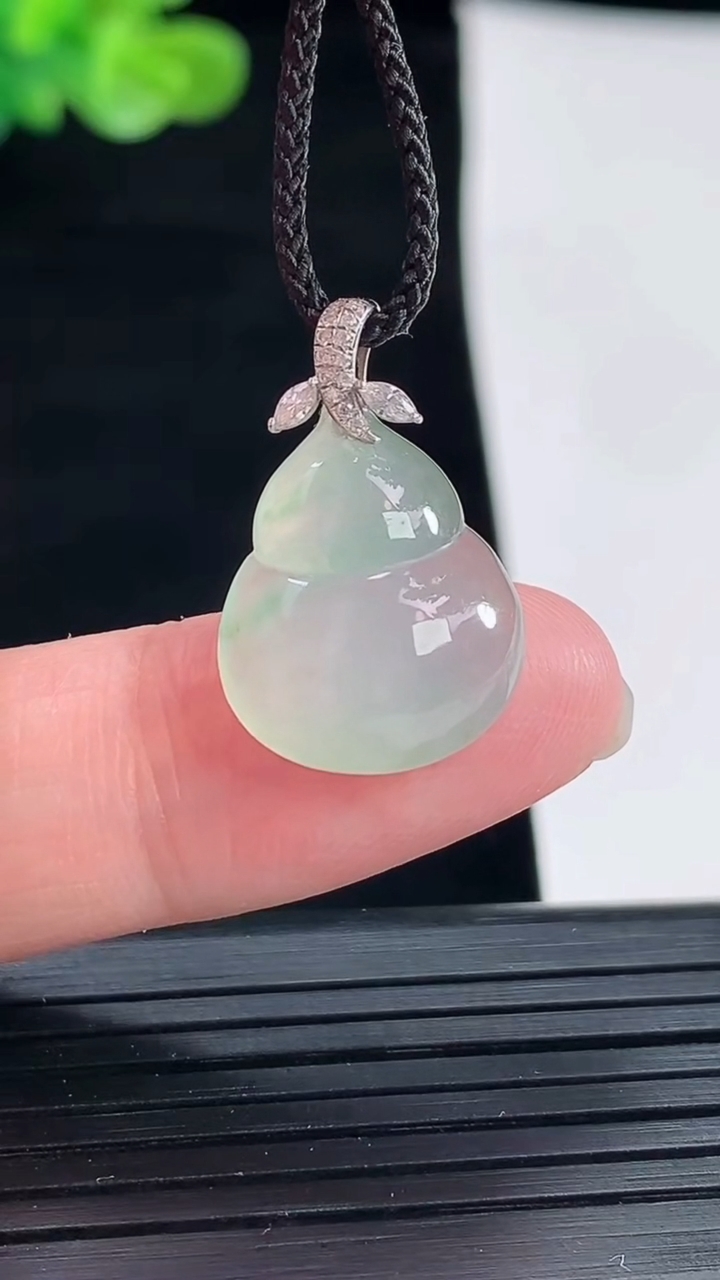 天然A货翡翠葫芦吊坠，尺寸14.5-14.5-6重量:2.36g
4月28日