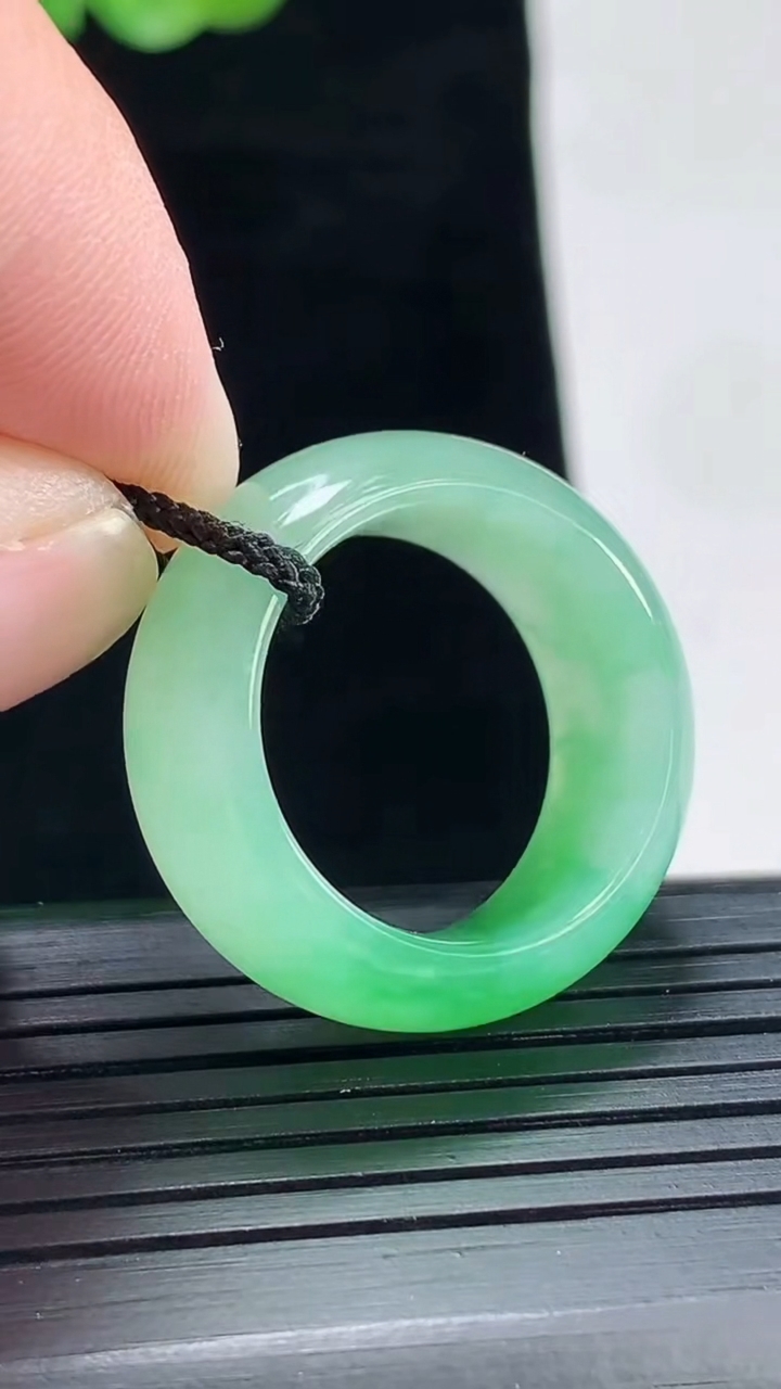 天然A货翡翠玉指环 戒指，尺寸19-10.6-4.5重量:8.79g2026年4月28日
工厂直销收藏佳品,种好水足，色泽均匀，有种有色，上手高大气！