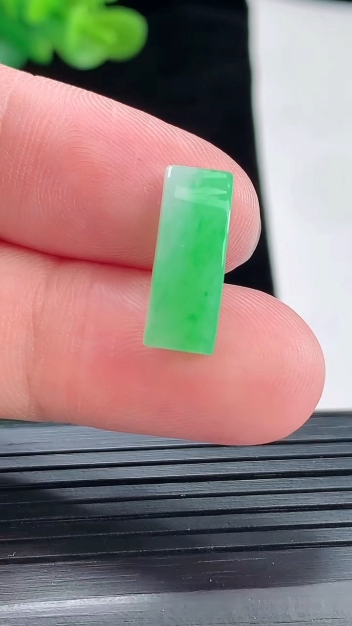 天然A货翡翠马鞍镶嵌件，尺寸17.6-6.5-2.8重量:0.89g
4月28日