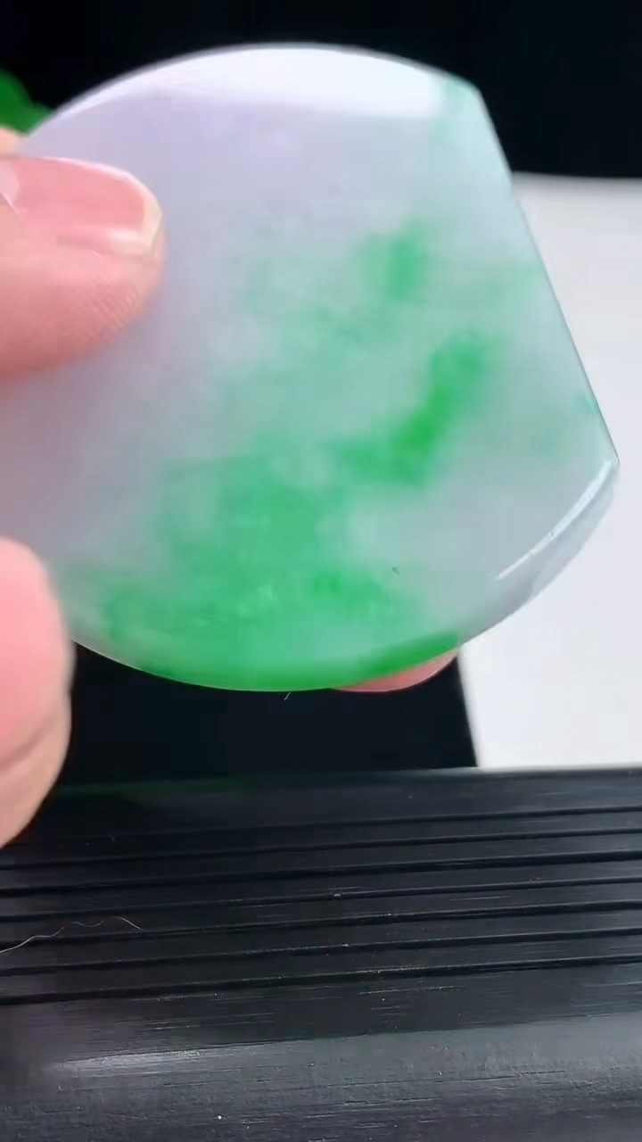 天然A货翡翠无事牌吊坠，尺寸54-44-6重量:39.92g
4月28日