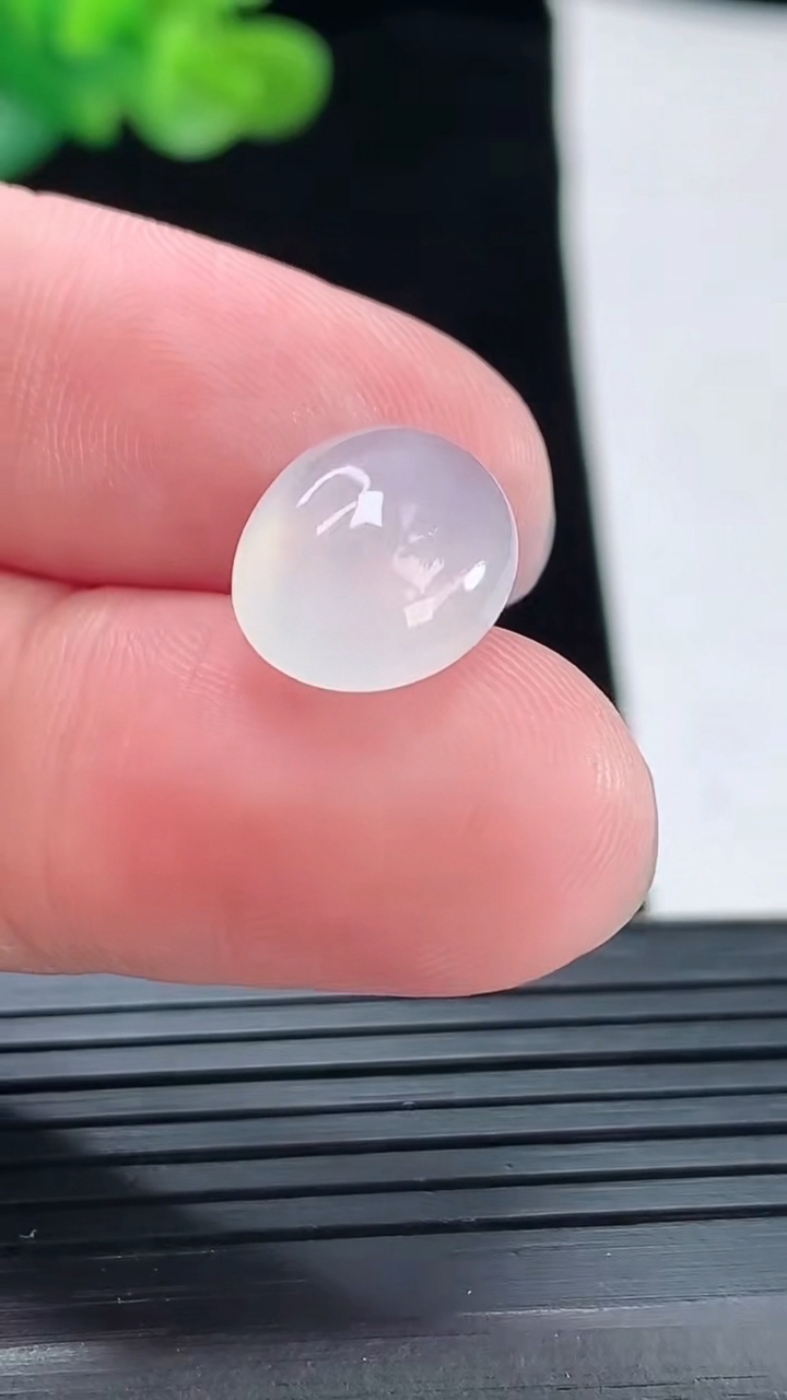 天然A货翡翠蛋面镶嵌件，尺寸14.5-11.5-5.6重量:1.50g
4月28日