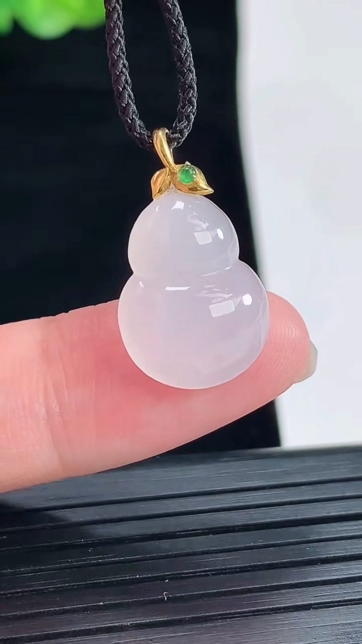 天然A货翡翠18k金紫罗兰葫芦吊坠，尺寸15.5-13-5.2重量:2.04g
4月28日