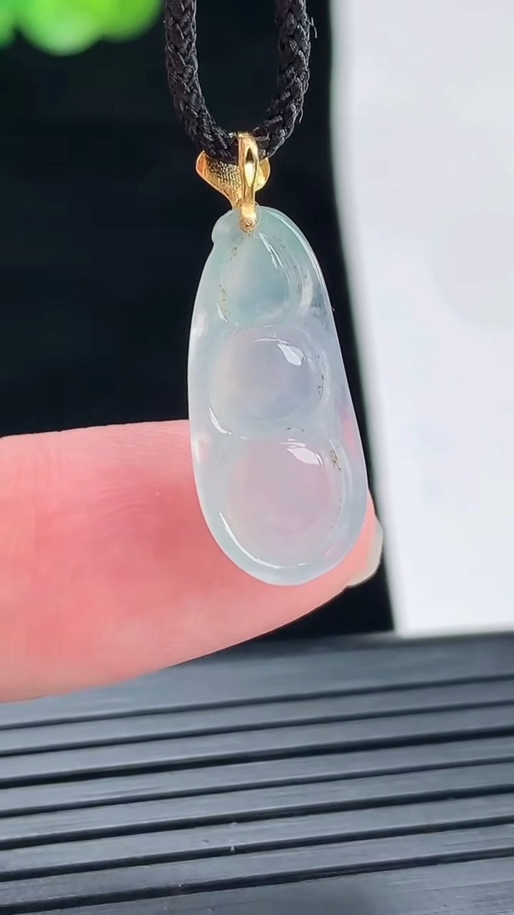 天然A货翡翠种飘花福豆吊坠，尺寸19-9-4.2重量:1.32g
4月28日