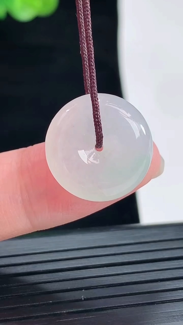 天然A货翡翠春带彩 紫罗兰平安扣吊坠，尺寸17.5-5.8重量:3.43g
4月28日