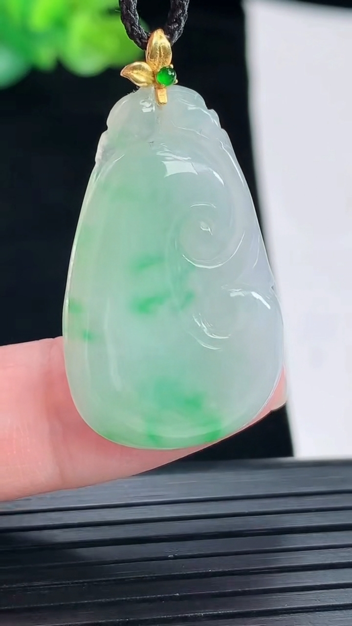 天然A货翡翠如意吊坠，尺寸33-21-4重量:5.51g
4月28日