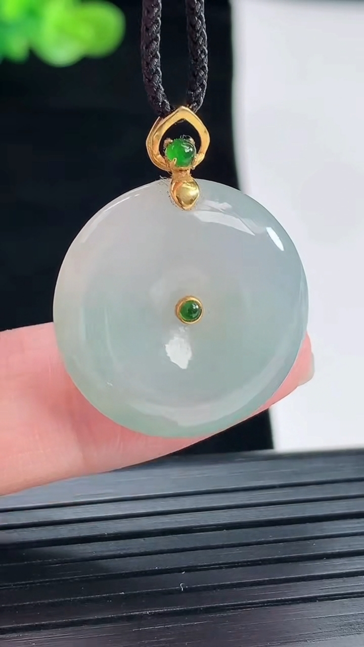 天然A货翡翠18k金飘花平安扣吊坠，尺寸23-5.2重量:5.98g
4月28日