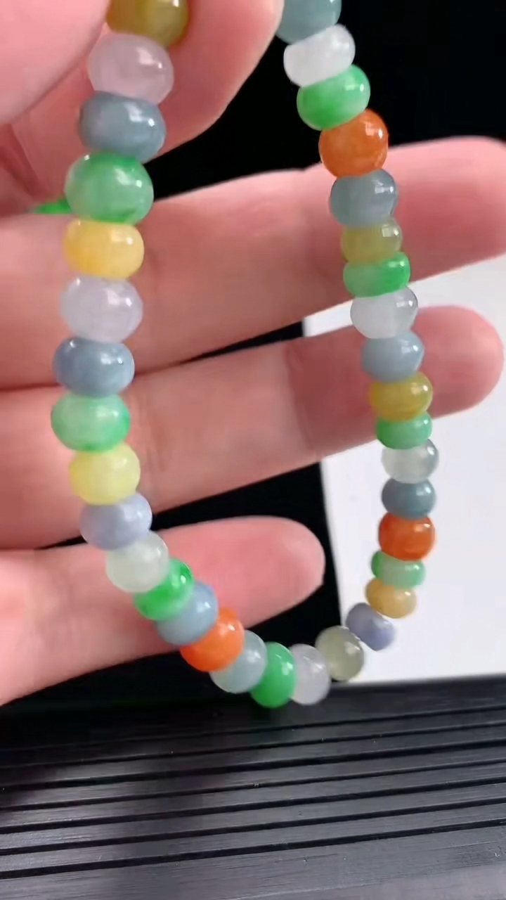 天然A货翡翠四彩算盘珠手串，尺寸7.8-5重量:21.74g4月28日
工厂直销收藏佳品,种好水足，色泽均匀，有种有色，上手高大气！