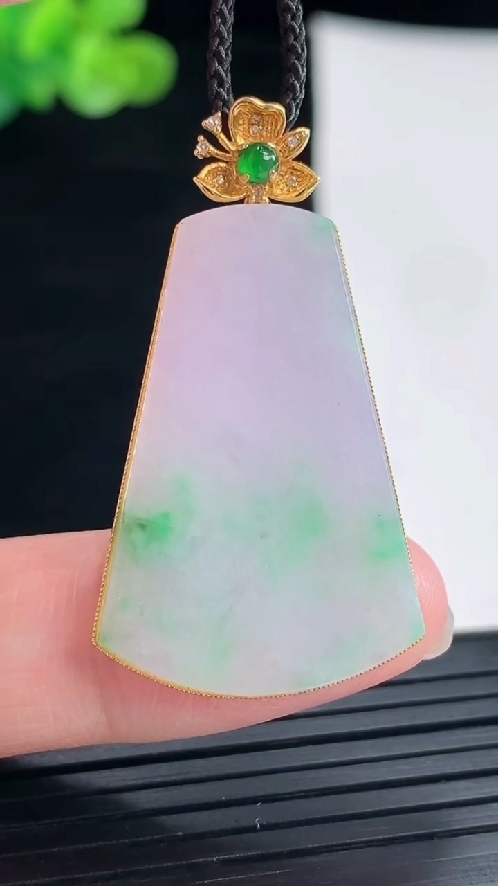 天然A货翡翠18k金春带彩 紫罗兰无事牌吊坠，尺寸39.5-22-3.5，裸石32-22重量:5.3