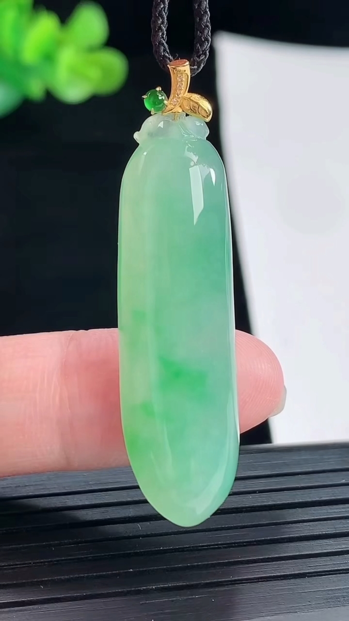 天然A货翡翠18k金满福瓜吊坠，尺寸37-12-6.8重量:7.44g
4月28日